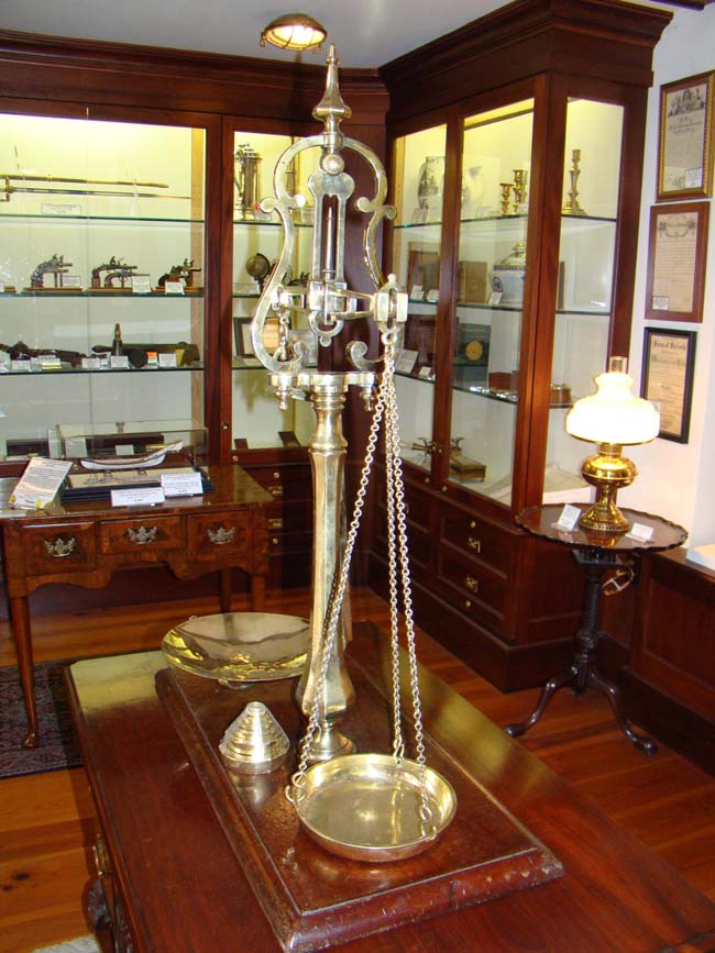 A stunning set of early Victorian brass scales made by Tarnell & Sons, Bristol, England, circa 1840-1850. — image 2